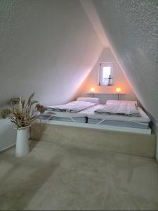 Ένα ή περισσότερα κρεβάτια σε δωμάτιο στο Atelierwohnung eines Fischers