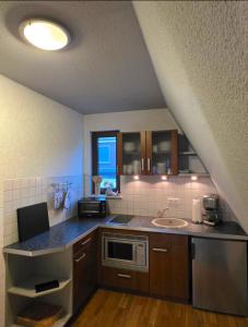 Η κουζίνα ή μικρή κουζίνα στο Atelierwohnung eines Fischers +9 φωτογραφίες