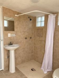 a bathroom with a sink and a shower at Departamento en Marina Diamante Rooftop y Jacuzzi privado in Acapulco +12 photos