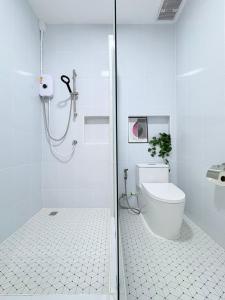 une salle de bain blanche avec douche et toilettes dans l'établissement Na KlongMuang I ณ คลองเมือง, à Phra Nakhon Si Ayutthaya 37 autres photos