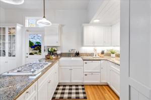 Η κουζίνα ή μικρή κουζίνα στο 3987 Lovers Point Whitewater Cottage home