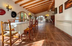 a dining room with a table and chairs at Pet Friendly Home In Elda in Almafrá