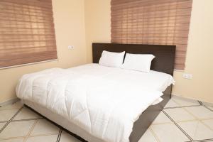 Ένα ή περισσότερα κρεβάτια σε δωμάτιο στο Ceasar Apartments