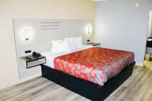 Postel nebo postele na pokoji v ubytování Milan inn & Suites