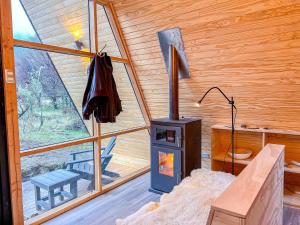 OUTSCAPE l Preciosa Cabaña en Villa Castillo في فيلا سيرو كاستيلو: غرفة بها موقد خشب في كابينة +21 صورة