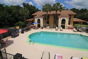 einen Pool in einem Resort mit Stühlen und einem Gebäude in der Unterkunft Central Motel - Inverness in Inverness