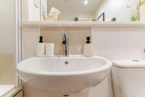 une salle de bain blanche avec un lavabo et des toilettes dans l'établissement Central 2Bed,2Bath, Balcony Apartment Near New Street, Mailbox & Canals at Skyline Apartments, à Birmingham 88 autres photos