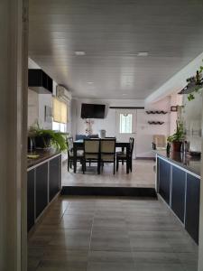 eine Küche und ein Esszimmer mit einem Esstisch in der Unterkunft Cabañas Mundo al revés in La Silleta