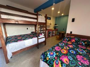 ein Schlafzimmer mit zwei Etagenbetten in einem Zimmer in der Unterkunft Beachfront Paradise Boutique Hotel - Sky Room in Playa Agua Blanca