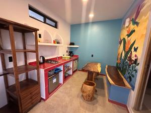 Zimmer mit einer Küche mit einem Tisch und einem Schreibtisch in der Unterkunft Beachfront Paradise Boutique Hotel - Sky Room in Playa Agua Blanca