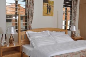 Postel nebo postele na pokoji v ubytování Calm Suites Kampala