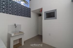 La salle de bains est pourvue d'un lavabo et d'une télévision murale. dans l'établissement Casa em Cabo Frio a 200m da praia ADP001, à Peró 22 autres photos
