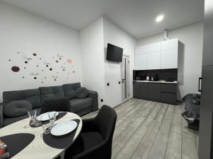una sala de estar con un sofá y una mesa en Studio Apartment центр міста Чернівці, en Chernivtsi 10 fotos más