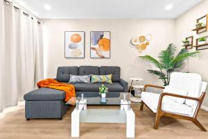 ein Wohnzimmer mit Sofa und Tisch in der Unterkunft Peaceful Modern HNL Getaway in Honolulu