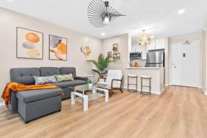 ein Wohnzimmer mit Sofa und eine Küche in der Unterkunft Peaceful Modern HNL Getaway in Honolulu + 20 Fotos