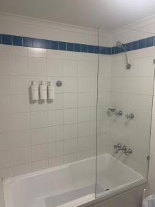 Koupelna v ubytování Waterfront Private Room in Labrador