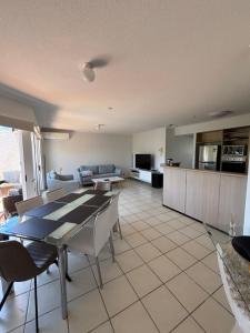 Kuchyň nebo kuchyňský kout v ubytování Waterfront Private Room in Labrador