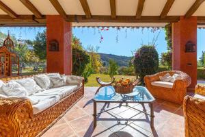 ein Wohnzimmer mit Sofa und Tisch in der Unterkunft Ferienhaus für 12 Personen in Alcaucín, Andalusien Costa del Sol - b61173 in Alcaucín + 32 Fotos