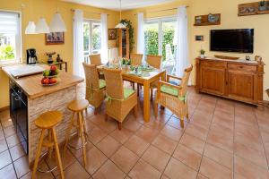 a kitchen and dining room with a table and chairs at Ferienhaus Am Bodensee Mit Garten Und Terrasse in Radolfzell am Bodensee