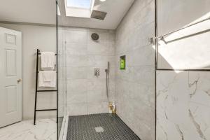 Koupelna v ubytování Boaters Paradise on Lake Norman with Private Dock! + 36 fotografií