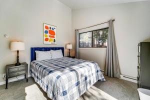 une chambre avec un lit et une fenêtre dans l'établissement 3 Mi to Diamond Peak Mtn-View Home with Fireplace, à Tyrolian Village