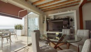 ein Esszimmer mit Glastisch und Stühlen in der Unterkunft Condominio Maradentro - Casas de playa en exclusivo balneareo de chepeconde in Los Leones + 31 Fotos