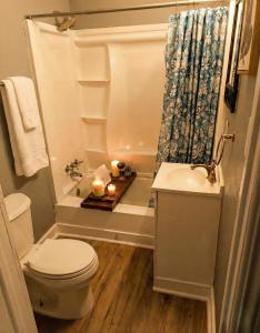 une salle de bain avec toilettes, baignoire et lavabo dans l'établissement Urban Haven in Oakland with Easy Transit, à Oakland