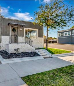 une maison avec un arbre devant un bâtiment dans l'établissement Urban Haven in Oakland with Easy Transit, à Oakland