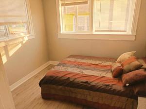 un lit dans une chambre avec une fenêtre dans l'établissement Urban Haven in Oakland with Easy Transit, à Oakland