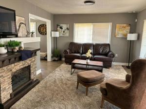 un salon avec un canapé et une cheminée dans l'établissement Urban Haven in Oakland with Easy Transit, à Oakland