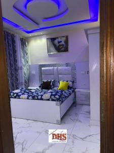 a bedroom with a bed with a blue ceiling at DHSimmo Cozy home in Rufisque