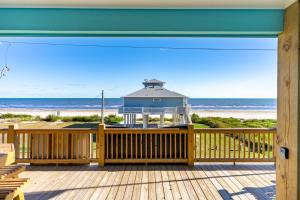- une vue depuis la terrasse d'une maison de plage dans l'établissement Salty Sunrise home, à Crystal Beach