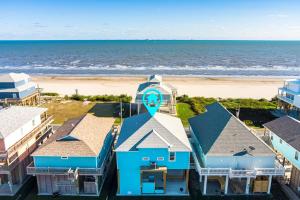 - une vue aérienne sur une maison et la plage dans l'établissement Salty Sunrise home, à Crystal Beach