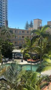 Bazén v ubytování Waterfront Private Room in Labrador nebo v jeho okolí