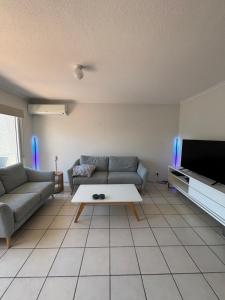 TV a/nebo společenská místnost v ubytování Waterfront Private Room in Labrador