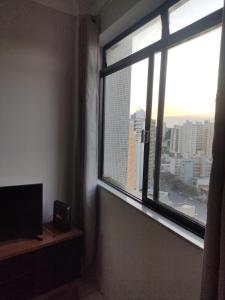 Cette chambre dispose d'une fenêtre offrant une vue sur la ville. dans l'établissement Studio 1315 Campinas SP, à Campinas
