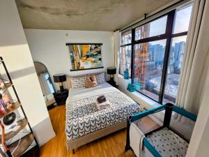 Postel nebo postele na pokoji v ubytování Luxury Downtown Vancouver Suite + 27 fotografií