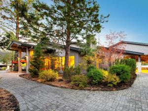 ein Haus mit Bäumen und Pflanzen davor in der Unterkunft River Ridge 426A - Meredith Lodging in Bend
