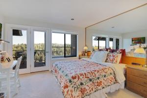 ein Schlafzimmer mit Bett, Schreibtisch und Fenstern in der Unterkunft River Ridge 426A - Meredith Lodging in Bend + 36 Fotos