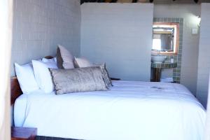 Кровать или кровати в номере Amani Lodge Windhoek +35 фотографий