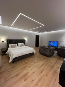 Кровать или кровати в номере استديو النورس 1 -بتصميم عصري بـ دخول ذاتي +7 фотографий