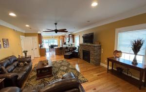 Μια τηλεόραση ή/και κέντρο ψυχαγωγίας στο CAL56Left