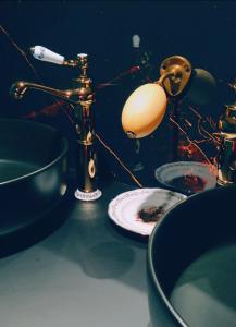 a counter with a sink and a lamp and a plate at La Bulle de Velours in Bouguenais