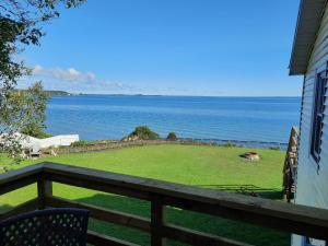 d'un balcon offrant une vue sur l'océan. dans l'établissement Bayview #1, à Saint-Ignace
