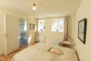 NeuenkirchenWohnung Im Erdgeschoss Des Gutshauses的一间带大床的卧室和一间浴室