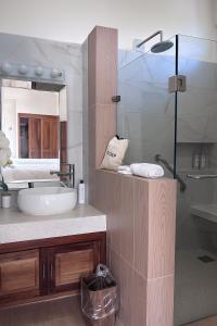 une salle de bain avec un lavabo et un miroir dans l'établissement Casa Boutique Maria Bonita, à La Manzanilla