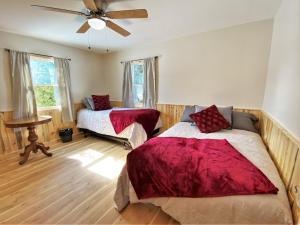 Ένα ή περισσότερα κρεβάτια σε δωμάτιο στο The Red Pine