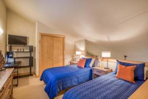 Postel nebo postele na pokoji v ubytování Ski House 235 - Bend Comfy Condo + 28 fotografií