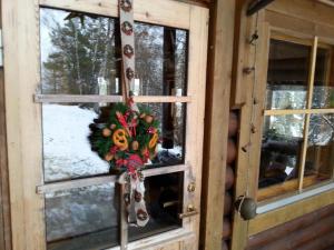 une porte avec une couronne de Noël dessus dans l'établissement Finnisches Holzhaus, à Weidenberg 32 autres photos