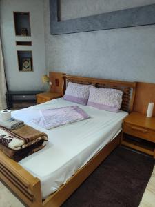 卡萨布兰卡Casablanca House hassan2的一间卧室配有一张带白色床单和紫色枕头的床